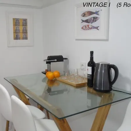 Апартаменти Alfama Vintage 1 Guests - Alfama Vintage 2 Five Guests - Alfama Vintage 3 Three Guests Лісабон